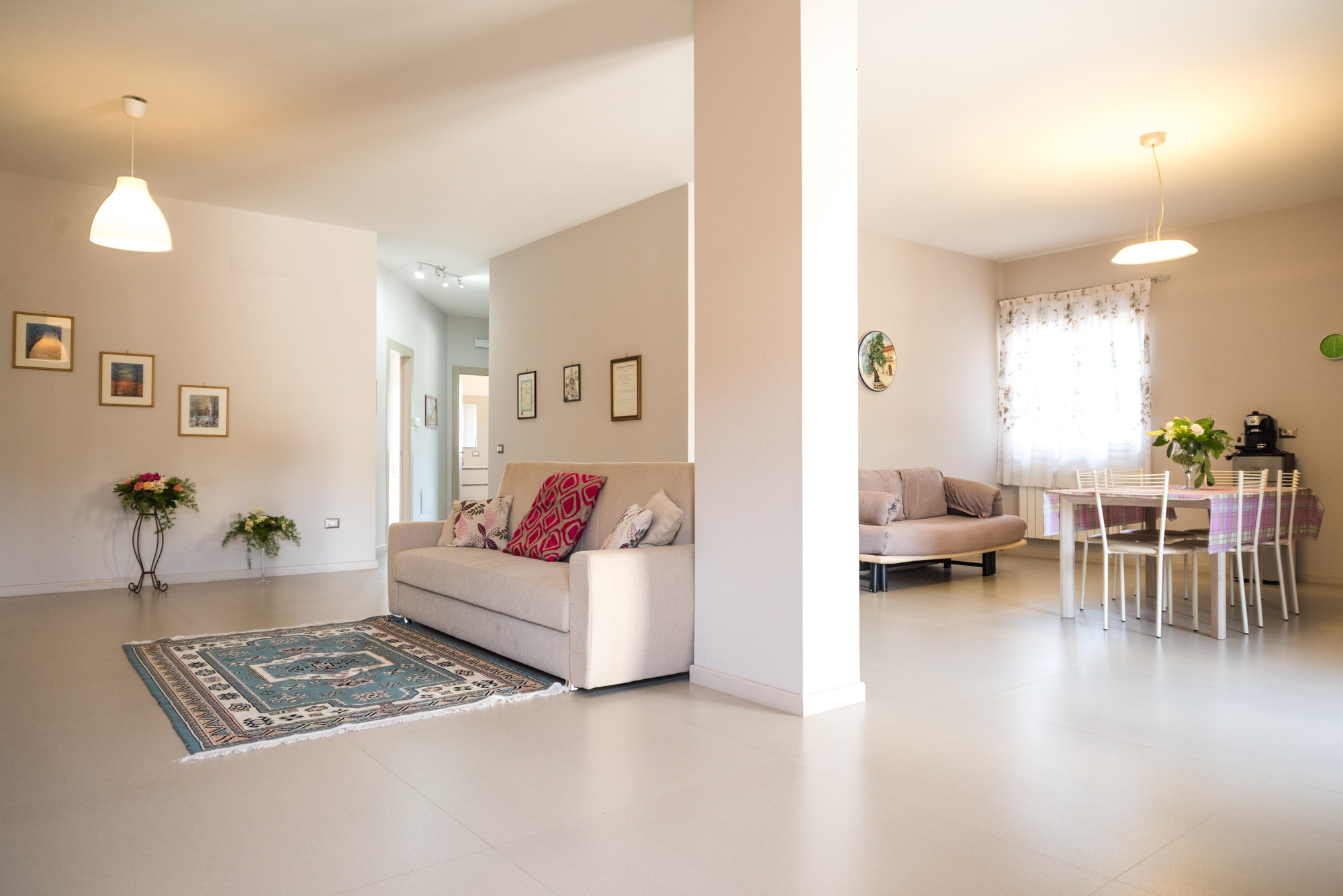 Ampia zona living con divano e tappeto della casa vacanza Dal Cavaliere, Montesarchio