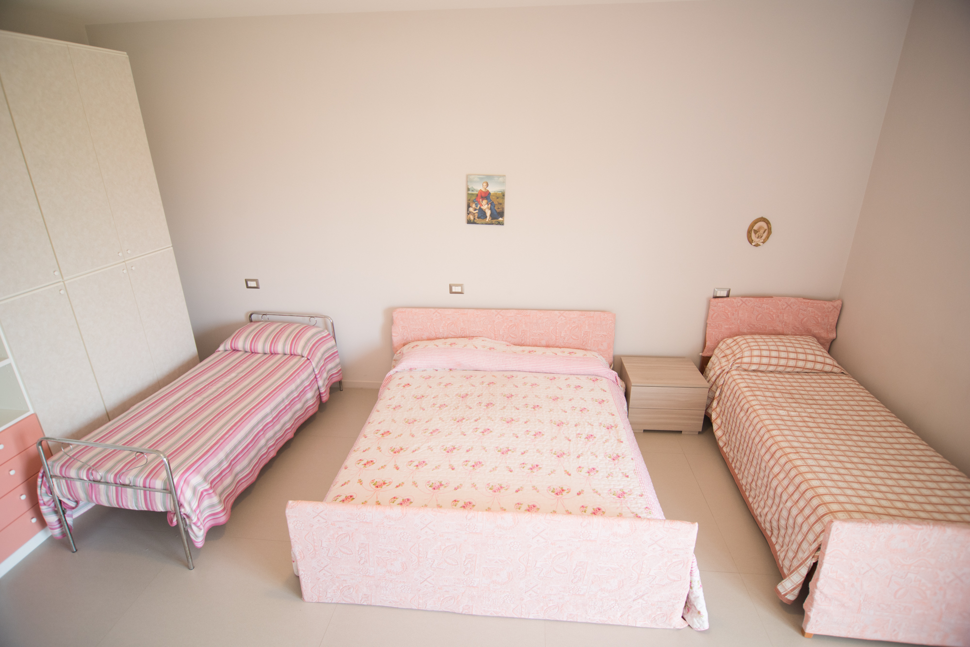 Camera da letto con un letto matrimoniale e due letti singoli per famiglie, casa vacanza Montesarchio