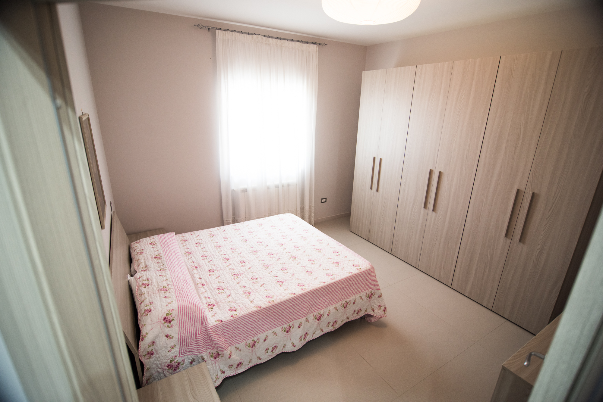 Seconda camera da letto luminosa con grande guardaroba, appartamento Montesarchio